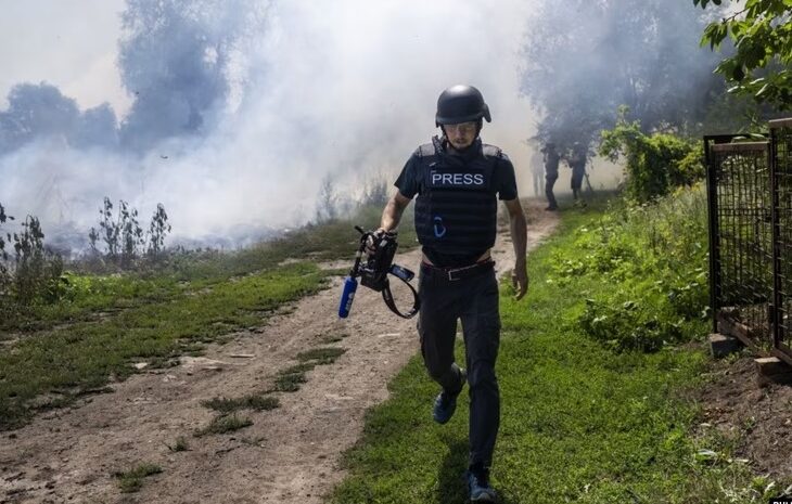  ЗМІ зобов’язали страхувати журналістів у зоні бойових дій